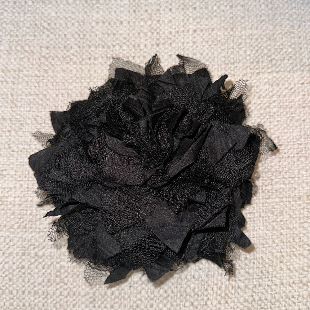 Pin Hair-clip Black White Multi Petal Pin Medium